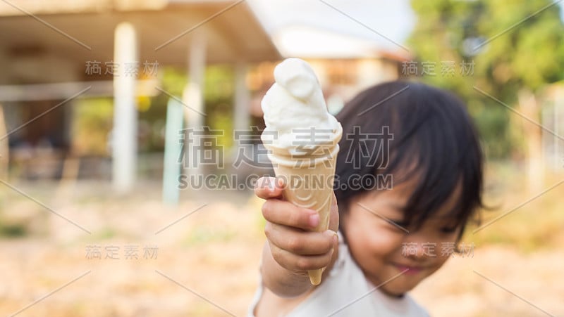 彩色背景上有冰淇淋的卷毛小女孩