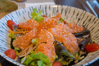 美味的烟熏三文鱼田园沙拉，配烟熏三文鱼，混合青菜