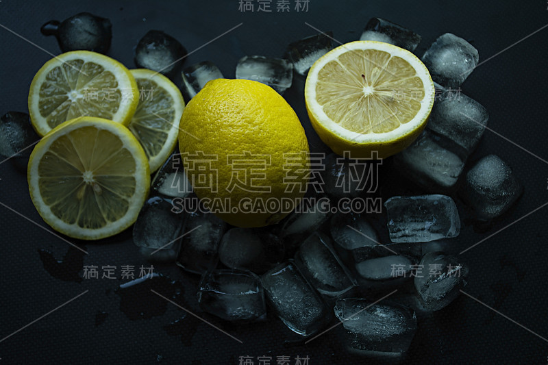 在深色背景上加冰的柠檬片