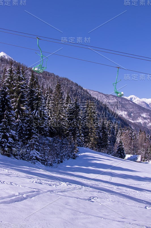 清晨阳光下的滑雪缆车，科波拉，博欣日