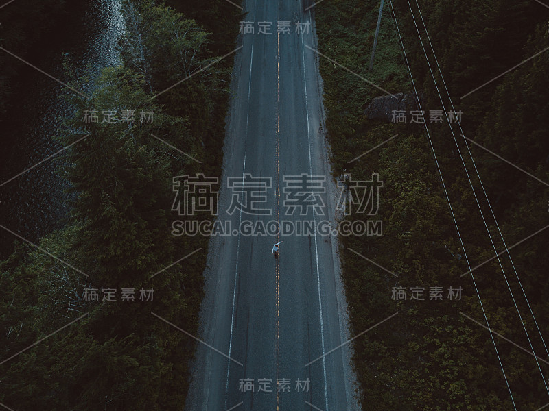 空中拍摄的滑板在空旷的道路上