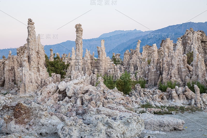 日落时分，加利福尼亚莫诺湖的凝灰岩