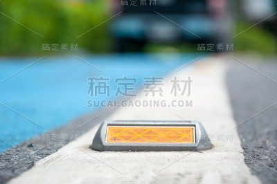 沥青路面上反射器或螺柱的软焦点