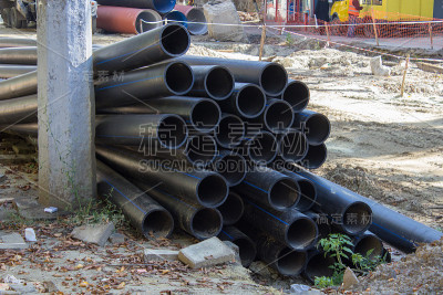 公路上的一堆管子