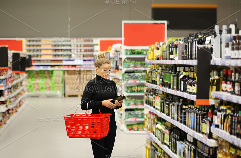 女人在超市购物阅读产品信息。