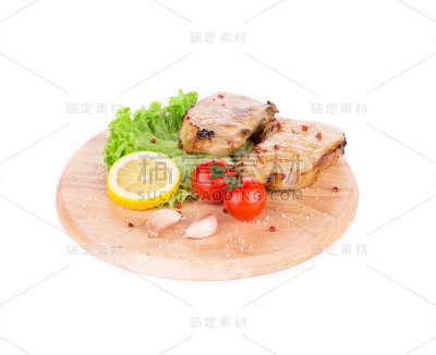 烤肉放在木浅盘上。