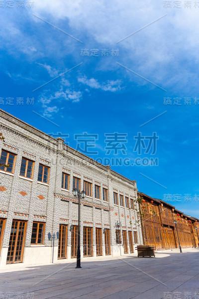 三坊七巷，中国福建省福州市一条街上的一排中式老砖房和木屋。