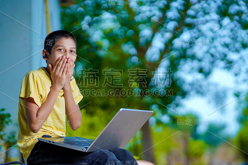 亚洲男孩在家庭隔离期间使用笔记本电脑进行在线学习在家自学。居家教育、在线学习、居家隔离、在线学习、冠