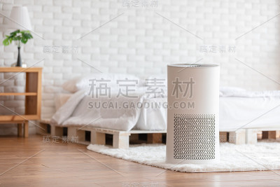 舒适的白色床室空气净化器，用于过滤和清洁家中的PM2.5 HEPA尘埃，为新鲜空气和健康生活，空气污