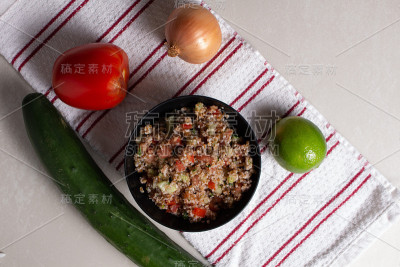 传统的阿拉伯沙拉塔博勒配蒸粗麦粉，蔬菜和蔬菜