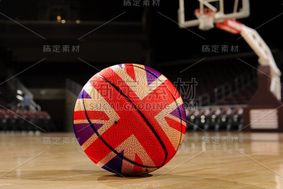 英国国旗上戴着面具的篮球