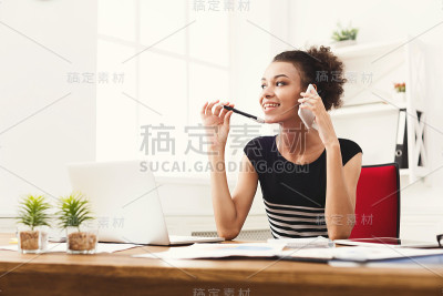 快乐的女商人在工作中打电话