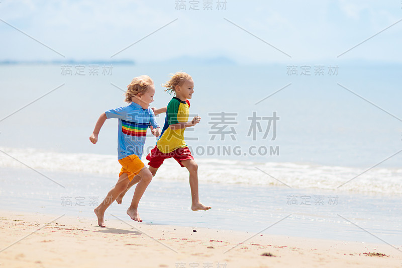 孩子们在海滩上玩耍。孩子们在海上玩耍。