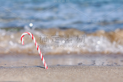 海滩上的糖果手杖。节日假期的概念