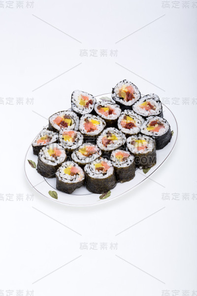 寿司新鲜的寿司卷孤立在白色的背景