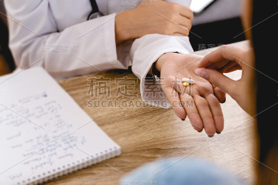 医生在现代办公室里开处方治疗