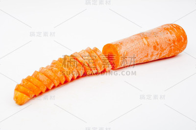 切片胡萝卜孤立在白色背景上