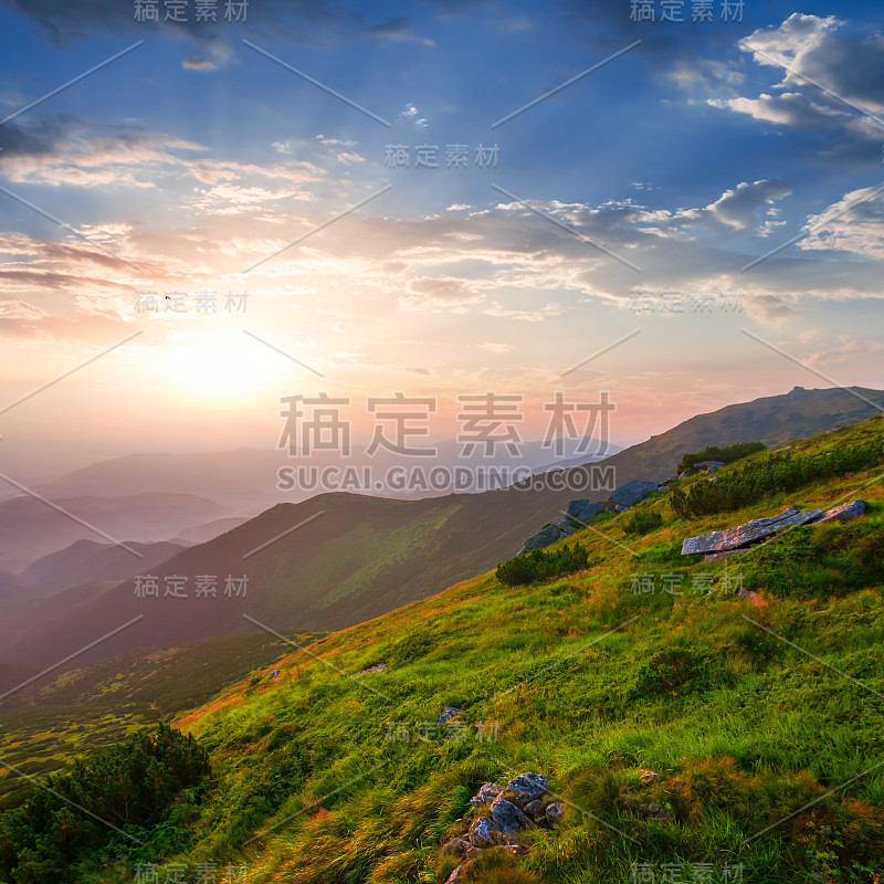 夕阳下青山坡