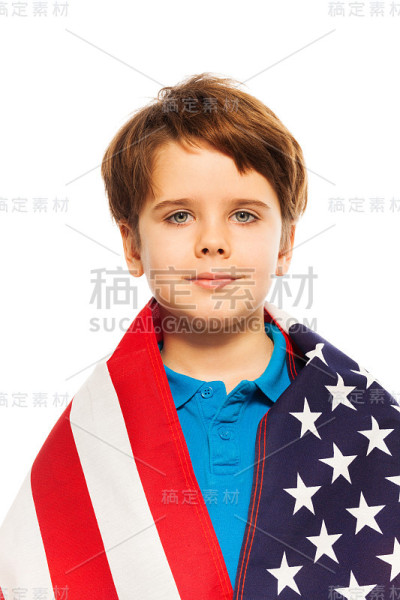 小男孩的肖像包裹在美国国旗