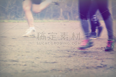 人们在公园里做健身运动