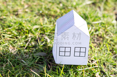 绿草上的小纸屋