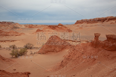 科曼察夫峡谷的红色悬崖