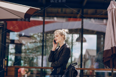 咖啡馆里的金发美女