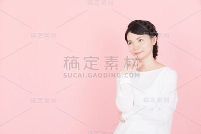 年轻女子的微笑
