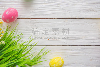 白色木质表面上的复活节彩蛋