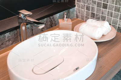 水龙头和水槽陶瓷白色。在一个木制的桌面上