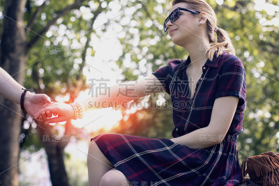 建议在《自然