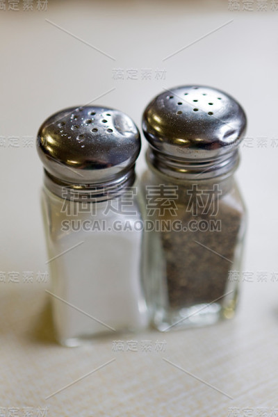 盐和胡椒瓶