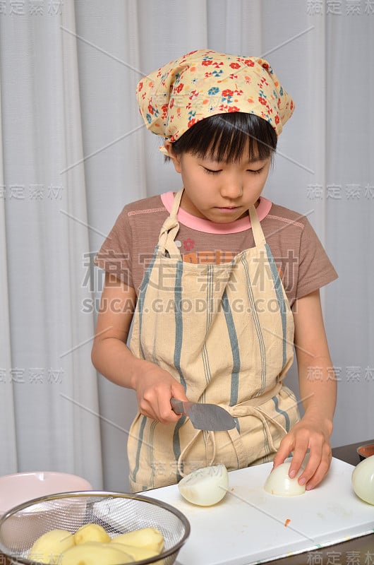 一个女孩做饭