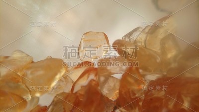 微距照片上有半珍贵的金柠檬色宝石、首饰