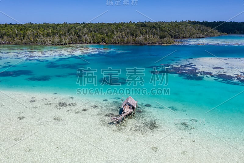 印尼珊瑚礁上捕鱼小屋的空中摄影