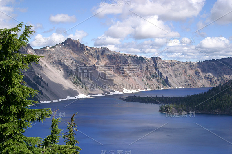 火山口湖和蓬松的云阴影