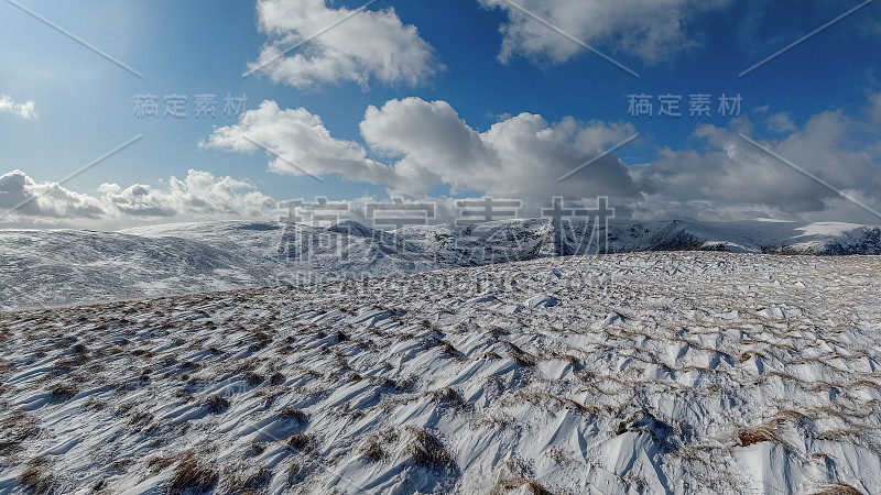 壮丽的蓝天白云下的雪山斜坡景色