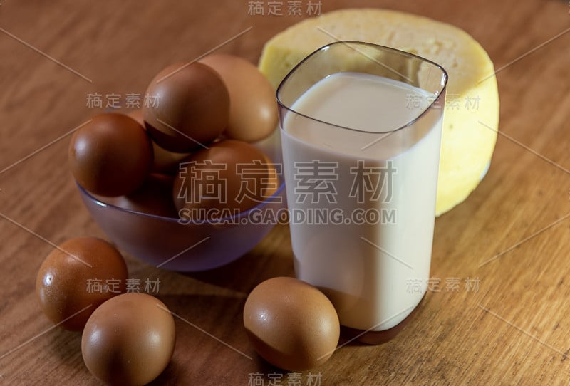 一杯牛奶、奶酪和鸡蛋就可以吃了