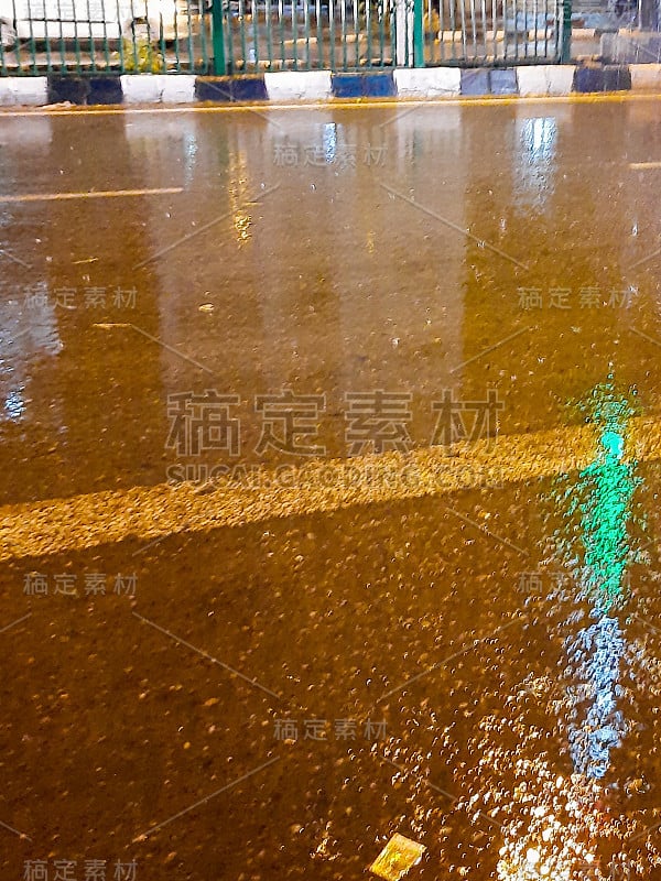 印度德里的道路在夜间的雨天视图，在夜间的暴雨视图