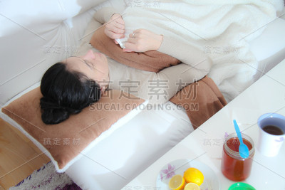 躺在床上的年轻妇女