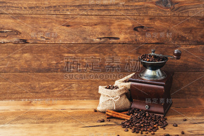 以咖啡豆和旧咖啡磨为背景的静物画