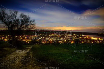 从葡萄园眺望莱茵河上的尼尔斯坦的夜空