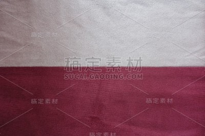 象牙色和红色人造绒面革水平缝在一起