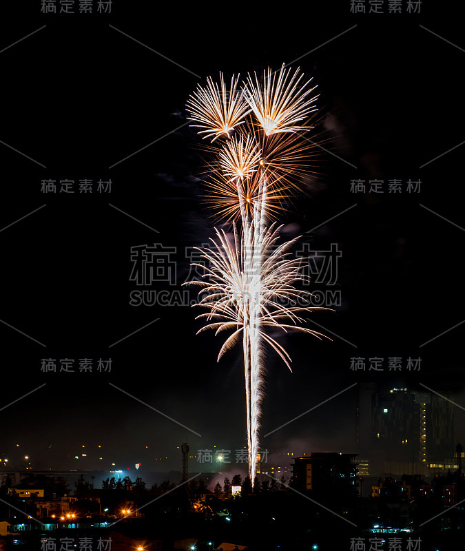 夜空中五彩缤纷的烟花