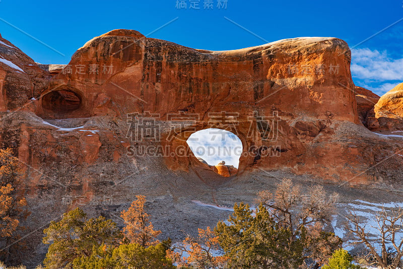 通过隧道拱的砂岩地层