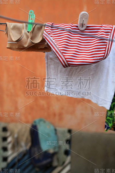 内裤在晒衣绳上晒干。洛美。多哥。西非。