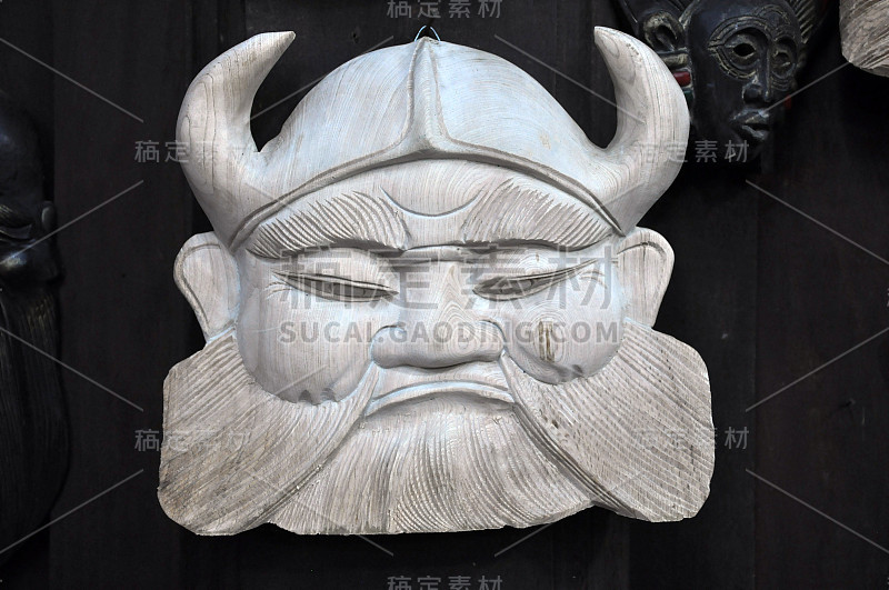 越南一个战士的手工木制雕像