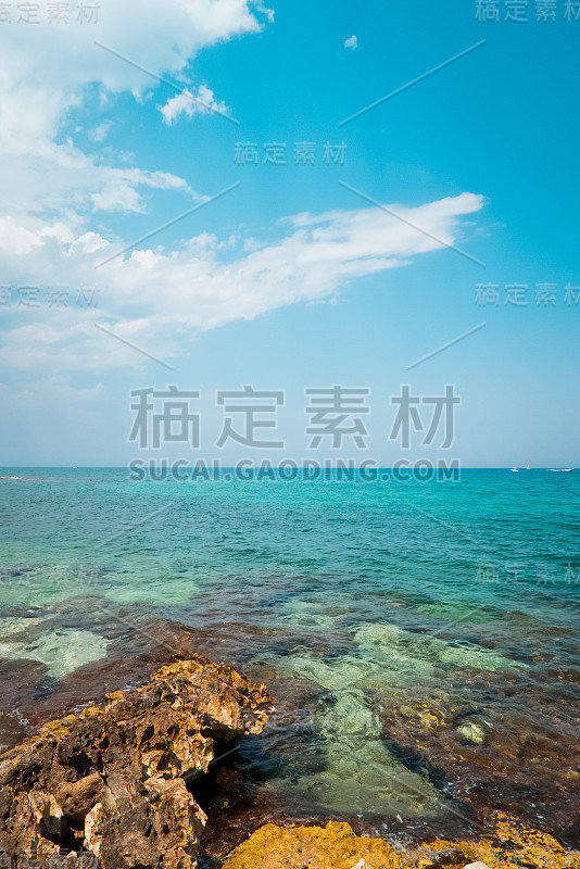 阳光明媚的夏天，阿普利亚海岸。