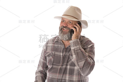 一个使用智能手机的成熟男人