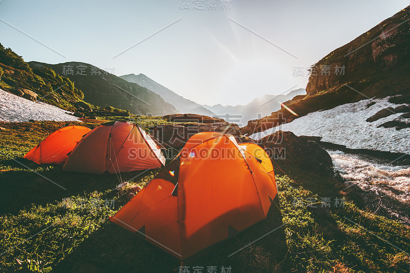 露营帐篷在山上早晨太阳景观旅行生活概念冒险夏季度假户外远足装备装备